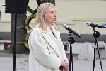 София - Вицепрезидентът Илияна Йотова положи венец пред стената на българските праведници на света в 134 СОУ<br />