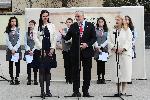 София - Вицепрезидентът Илияна Йотова положи венец пред стената на българските праведници на света в 134 СОУ<br />