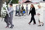 София - Вицепрезидентът Илияна Йотова положи венец пред стената на българските праведници на света в 134 СОУ<br />