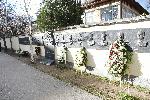 София - Вицепрезидентът Илияна Йотова положи венец пред стената на българските праведници на света в 134 СОУ<br />