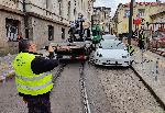 Неправилно паркиран автомобил затрудни за час движението на трамваите по линии 5 и 8