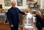 Ахмед Доган гласува с хартиена бюлетина, Велислава Кръстева не беше с него
