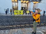 Лондон - Екоактивисти протестират пред централата на Shell