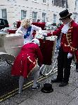 Лондон - нестандартни снимки на кралското семейство с дубльори