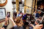 Лондон - нестандартни снимки на кралското семейство с дубльори