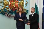 Илияна Йотова  връчи български документи за самоличност на Христиан Пендиков