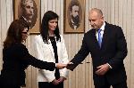 София - Румен Радев връчи първия проучвателен мандат за съставяне на правителство на Мария Габриел