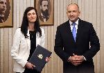 София - Румен Радев връчи първия проучвателен мандат за съставяне на правителство на Мария Габриел