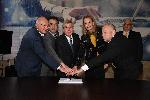 Томас Бах валидира пощенска марка по повод 100 години Българския олимпийски комитет