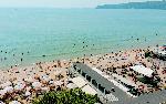 Във Варна хиляди търсят спасение от жегата на плажа