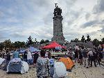 Привърженици на "Възраждане", БСП и "Левицата" се събраха пред паметника на съветската армия