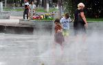 Деца се разхлаждат с водна мъгла