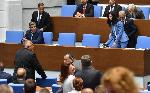 Парламентът заседава в новата зала