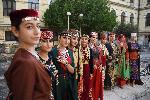 Танцьори показаха във Варна арменски национални носии