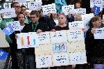 Служители от НСИ Бургас на протест за по-високи заплати