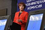 Росица Матева показа на редовен брифинг на ЦИК как се гласува машинно