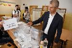 Кандидатът за кмет Благомир Коцев  гласува във Варна
