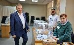 Кандидатът за кмет на Плевен д-р Валентин Христов гласува