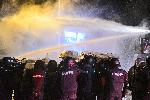 СОФИЯ - Протест на футболни фенове за оставка на БФС - Сблъсъци с полицията и погроми<br />