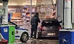 Лека кола влезе във витрината на столична бензиностанция.