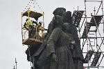Режат големите фигури на Паметника на Съветската армия