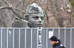 Продължава свалянето на фигурите от съветския паметник