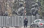 И третата фигура от скулптурната група на Паметника на съветската армия (МОЧА) слезе при останалите