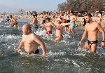 Варненци отбелязаха новата година с плуване в студените води