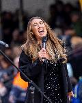Парад в Лондон с духова музика и латински танци