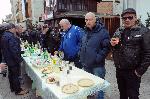 Бургаски Ивановци спретнаха трапеза на улицата и черпят минувачите