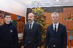 Кметът на Варна Благомир Коцев връчи монета, реплика на най-старото злато, на ученика Дамян Накев, спечелил златен медал на математическото състезание в Малайзия
