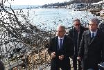 Премиерът Денков направи оглед на свлачище и буните във Варна