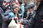 Помощ на две колела - на трамвайната спирка Вишнева раздават топъл обяд на самотни и изпаднали в беда хора