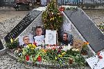 Паметникът на жертвите на комунистическия режим в  Бургас се превърна в място на почит към Навални