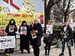 Жители на Цалапица, близки и приятели на убития Димитър Малинов, протестират  пред Прокуратурата в Пловдив