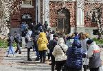 София - Народен театър - опашка за билети по 8 лева