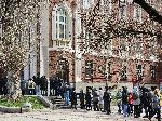 София - Народен театър - опашка за билети по 8 лева