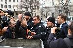 Напрежение зад Партийния дом, където заседава Парламентът