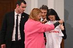 Вместо ябълки, Беновска подари на Денков и Габриел тениски