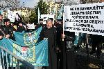 Свещеници от Сливен и Пловдив пристигнаха в София на протест и контрапротест пред сградата на Светия синод