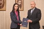 Мария Габриел върна пълна папка с правителство на президента Радев