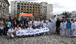 Абсолвентите медици поканиха със сирени на линейка и бяла мечка учителите си на бал