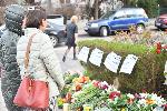 София - Цветя и свещи пред руското посолство