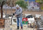 Варненец с метален детектор опитва късмета си на плажа