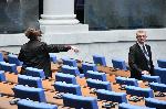 София - Извънредно заседание на Парламента за оставката на Мария Габриел