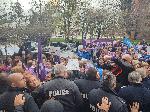 Протестиращите медицински сестри правят опит да влязат в Столична община
