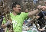 София – Опашка за фиданки в парка на НДК