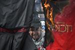 Инциденти, ракети, димки, горящи знамена  на футболния мач Левски-ЦСКА, който завърши с 0:2