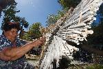 Ямболски майстори  правят чадъри на плажа във Варна
