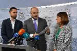 Общински съветници от ГЕРБ-СДС дават брифинг за освободената общинска администрация преди началото на заседанието на СОС